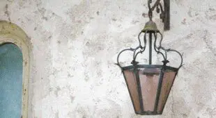 Außenlampe in Nachbarschaftshilfe repariert – Schadensersatz