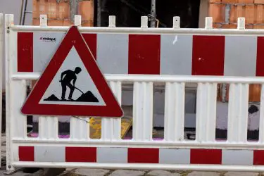 Verkehrssicherungspflicht mobiler Verkehrsschilder nach Beendigung Baustelle